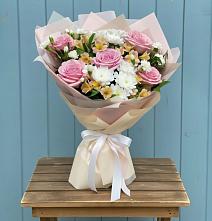 Букет цветов из:  Гвоздики, Орхидеи и Розы в Амерево