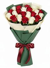 Букет Микс из красных и белых роз в Амерево