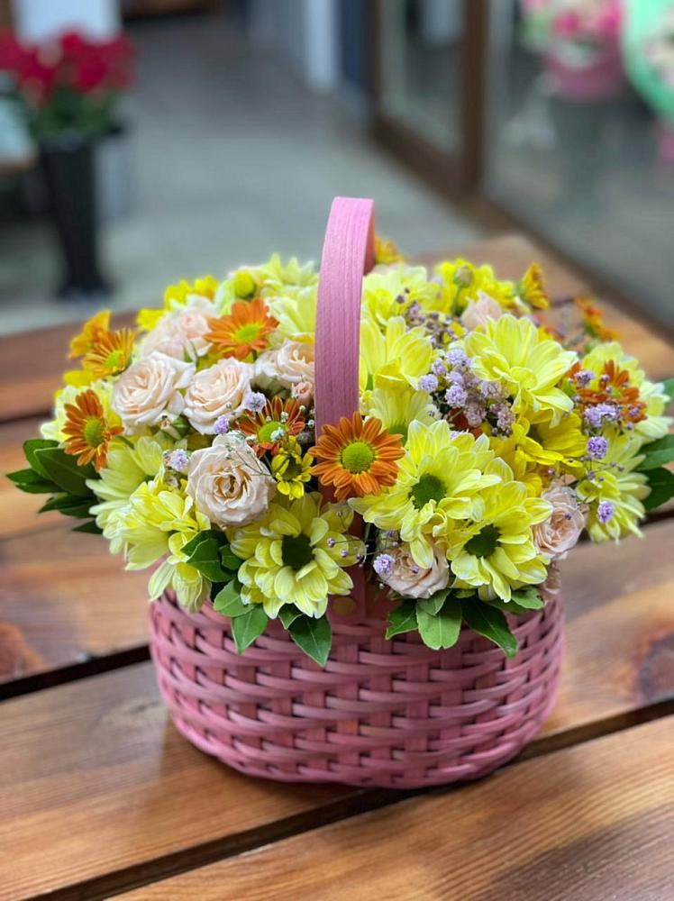 Цветочная композиция из Хризантемы и Розы в корзине в Амерево