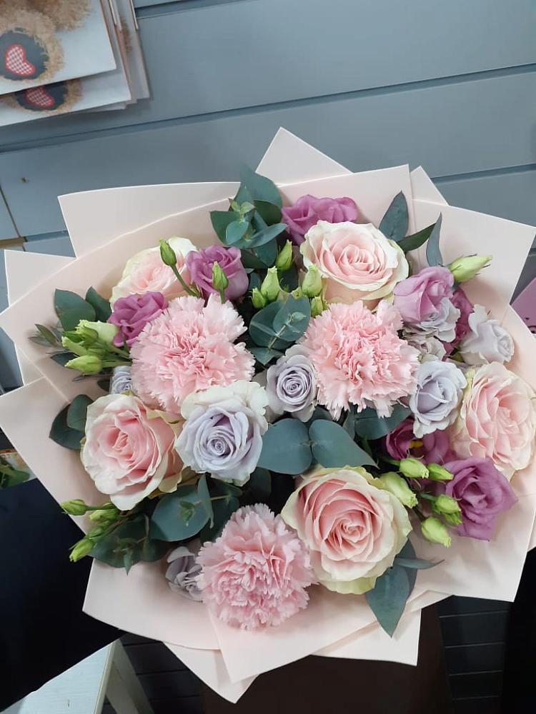 Букет цветов из: Розы, Гвоздики и Лизиантусы в Амерево